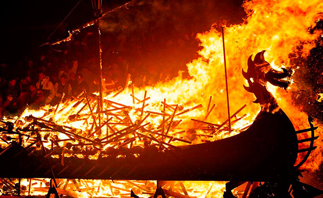 Сжигание лодки на фестивале огня Апхелио