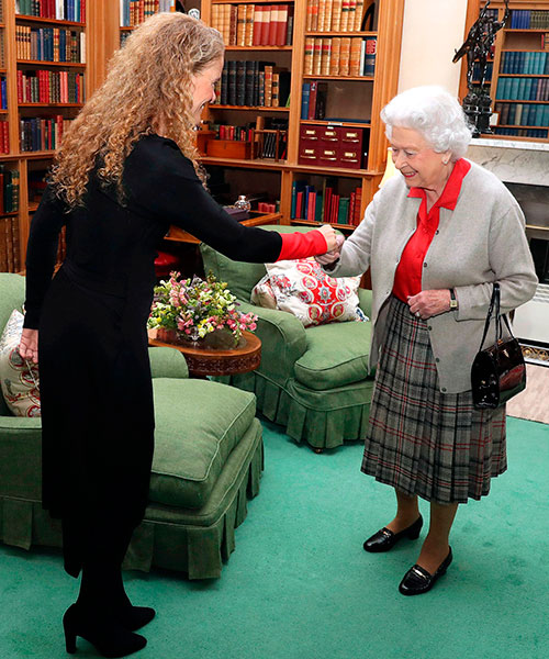 Королева Елизавета в юбке с узором тартан балморал
